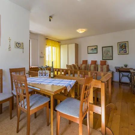Feriehus House Haus Vlady *